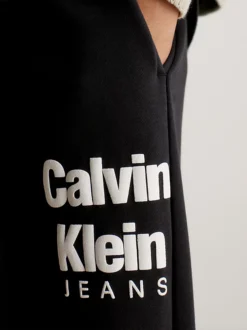 Calvin Klein Relaxed Fleece Logo Joggers 9 Calvin Klein Relaxed Fleece Logo Joggers -Everywear Shop IB0IB01816 BEH alternate2