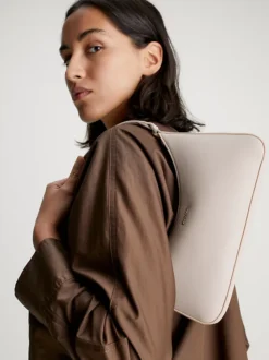 Calvin Klein Small Shoulder Bag 9 Calvin Klein Small Shoulder Bag -Everywear Shop K60K609613 PE1 alternate2